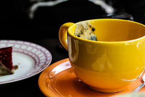 tasse, thé, gâteau, jaune, Nourriture et boisson, agresser, aliments, vaisselle, boisson, boisson chaude, tasse à thé, thé - boisson chaude, fermer, soucoupe, rafraîchissement, fraîcheur, à l'intérieur, ustensile de cuisine, personne, se concentrer sur le premier plan, café, tasse à café, repas, petit déjeuner, le thé de l'après-midi, thé noir, 2K, CC0, domaine public, libre de droits