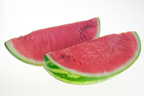 vesimeloni, viipale, yksittäinen, valkoinen, dietfood, punainen, ruokavalio, terveellinen ruoka, syödä, terve, vitamiini, leikata, terveellisesti syöminen, meloni, virvoke, hedelmä, tuore, ravitsemus, ruoka, mehukas, ruoka ja juoma, terveellinen ruokavalio, tuoreus, hyvinvointi, studio ammuttu, lähikuva, valkoinen tausta, sisällä, ei ihmisiä, yksi kohde, kypsä, poikkileikkaus, ruokavalioon, paloiteltu, 720P, CC0, public domain, rojaltivapaa