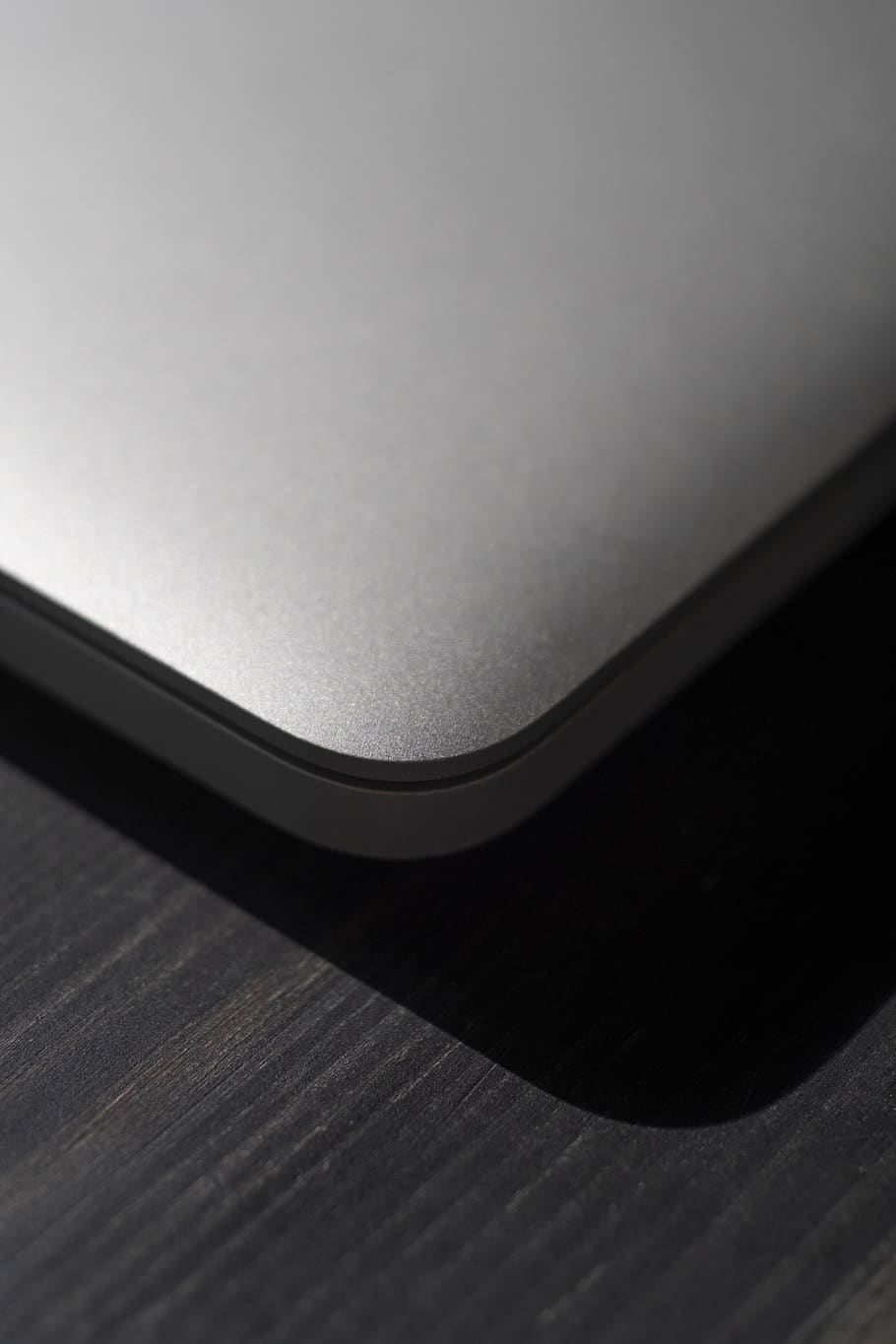 electrònica, maquinari de l'ordinador, ordinador, maquinari, disc dur, disc, desaturat, contrast, llum, MacBook, ombra, blanc i negre, gris, negre, fusta, alumini, teclat d’ordinador, teclat, ratolí, xip electrònic, a l'interior, cap gent, primer pla, tecnologia, vista d’angle alt, taula, color negre, connexió, tecnologia sense fils, natura morta, sol objecte, còpia espai, dia, textura, centrar-se en primer pla, equips informàtics, material de fusta, 5K