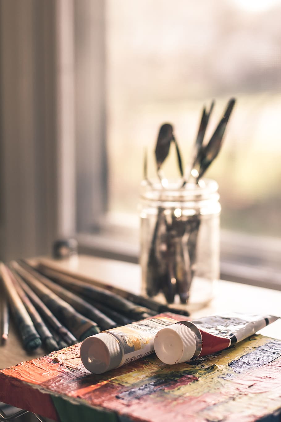 estudi, artista, finestra, pintura, art, ganivet, raspall, color, olla de pintura, pinzell, centrar-se en primer pla, a l'interior, taula, primer pla, cap gent, natura morta, contenidor, enfocament selectiu, dia, vidre - material, metall, estri de cuina, ampolla, material de fusta, variació, vell, elecció, 5K