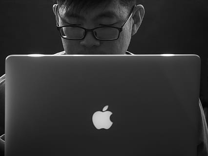 digitando, computer, il computer portatile, lavoro, nero, bianca, bicchieri, occhiali, una persona, tecnologia wireless, tecnologia, persone reali, ritratto, vista frontale, colpo alla testa, comunicazione, connessione, uomini, in casa, concentrazione, maschi, stili di vita, parte del corpo, sfondo nero, volto umano, contemplazione, 4K, CC0, dominio pubblico, privo di copyright