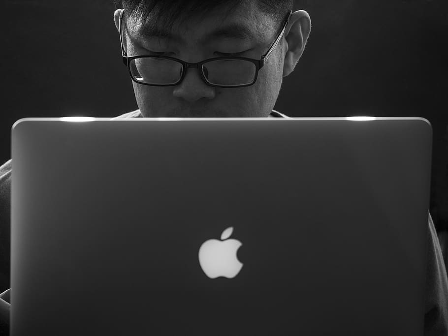 digitando, computer, il computer portatile, lavoro, nero, bianca, bicchieri, occhiali, una persona, tecnologia wireless, tecnologia, persone reali, ritratto, vista frontale, colpo alla testa, comunicazione, connessione, uomini, in casa, concentrazione, maschi, stili di vita, parte del corpo, sfondo nero, volto umano, contemplazione, 4K