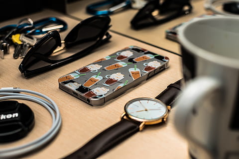 Platz, grau, iPhone 5, 5s, kommerziell, Produkt, Technik, Clever, sehen, iphone, Fall, Telefon, Handy, Mobiltelefon, Kaffee, Cafe, Morgen, Arbeitsablauf, Arbeit, Geschäft, Tabelle, drinnen, große gruppe von gegenständen, Stillleben, Technologie, selektiver Fokus, Wahl, High Angle View, Variation, keine Leute, Verbindung, Schreibtisch, Nahansicht, Kunst, Kultur und Unterhaltung, Kommunikation, Brille, Holz - Material, Ausrüstung, mehrfarbig, persönliches Accessoire, 5K, CC0, gemeinfrei, lizenzfrei
