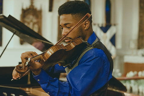 homem tocando violino, artista, concentração, homem, música, instrumento musical, músico, desempenho, pessoa, instrumento de cordas, violino, habilidade, uma pessoa, segurando, cultura artística e entretenimento, dentro de casa, cintura para cima, jogando, focar em primeiro plano, vista lateral, adulto, arco - equipamento musical, Vista de perfil, violinista, Penteado, 5K, CC0, domínio público, royalty free