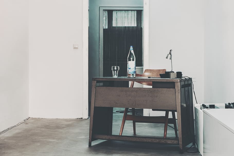 Casa, interno, camera, lavoro, scrivania, tavolo, porta, bere, bicchiere, bottiglia, in casa, posto a sedere, architettura, Entrata, nessuno, giorno, sedia, mobilia, assenza, finestra, struttura costruita, costruzione, vuoto, interno di casa, stanza domestica, legno - materiale, 4K