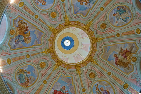 fotografia ad angolo basso, falso, soffitto, architettura, costruzione, abside, Torre dell'orologio, Torre, Dresda, arco, arcuato, arte, soffitto a volta, alloggiamento, modello, lampada, finestra, cupola, Chiesa, lucernario, lampadario, Cattedrale, Casa, in casa, murale, luogo di culto, struttura costruita, nessuno, religione, Inquadratura dal basso, credenza, arte e artigianato, design, direttamente sotto, destinazioni di viaggio, spiritualità, forma geometrica, ornato, affresco, motivo floreale, 8K, CC0, dominio pubblico, privo di copyright