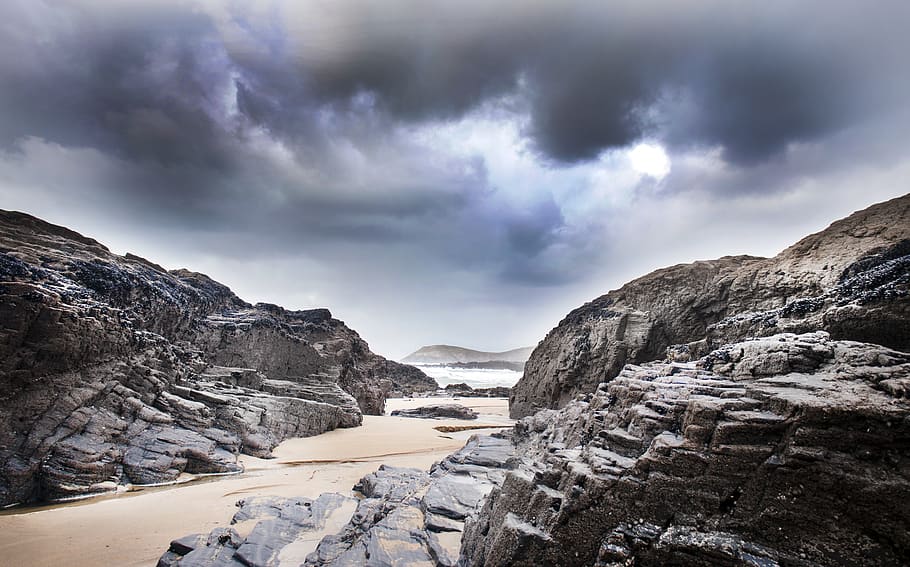 gris, formació de roca, núvols, durant el dia, platja, penya-segats, cel ennuvolat, Costa, Cornwall, núvols foscos, paisatge, naturalesa, oceà, formacions rocoses, roques, sorra, escènic, mar, paisatge marí, vora del mar, aigua, núvol - cel, medi ambient, cel, escenics - natura, temperatura de fred, bellesa a la natura, hivern, neu, muntanya, rock, sòlid, cap gent, rock - object, escena tranquil·la, tranquil·litat, tempesta, gel, a l'aire lliure, 4K