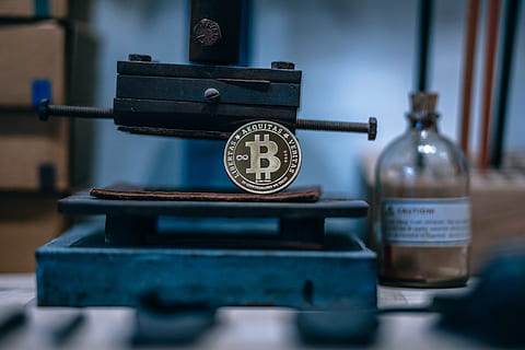 guld, forgyldt, Bitcoin, placeret, rusten, maskine, sløret baggrund, ingen mennesker, indendørs, måleinstrument, selektiv fokusering, tæt på, Målestok, udstyr, tekst, nøjagtighed, vægtskala, nummer, gammel, vægt, maskineri, bord, meddelelse, antik, beholder, dag, 5K, CC0, offentligt domæne, royaltyfrie