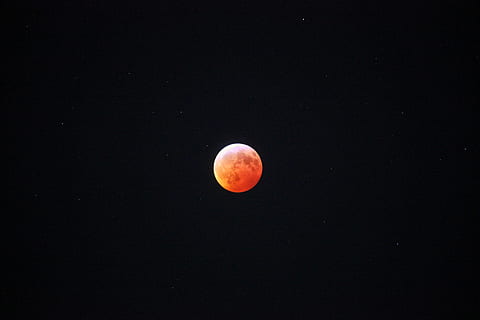 lua cheia, natureza, ao ar livre, astronomia, universo, espaço sideral, espaço, lunar vermelho, lua do lobo, super lobo de sangue lua, lua e estrela, céu noturno, lunar, vermelho, lua Vermelha, lua de sangue, lua iluminada céu, estrela da lua, estrelas da noite, lua, noite, céu, beleza na natureza, eclipse, fenómeno natural, scenics - natureza, idílico, Ciência, cor laranja, círculo, estrela - espaço, ninguém, forma geométrica, tranquilidade, astrologia, espaço e astronomia, lua planetária, órbita, 5K, CC0, domínio público, royalty free