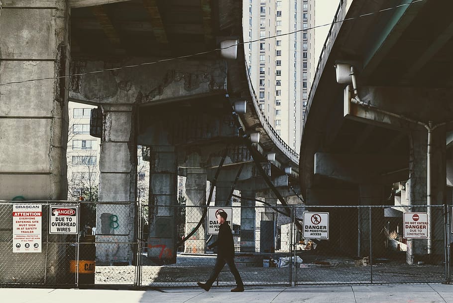 arquitectura, edifici, infraestructura, cel, gratacels, torre, ciutat, urbà, tanca, precaució, signe, construcció, gent, home, caminar, sol, estructura construïda, una persona, longitud completa, persones reals, exterior de l'edifici, estils de vida, comunicació, transport, de peu, dia, text, connexió, script no occidental, guió, roba casual, adult jove, 2K