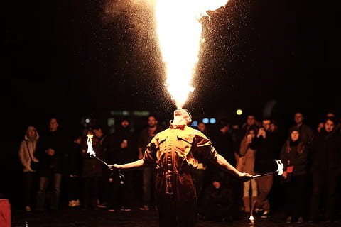 Menschen, Männer, Tänzer, Tanzen, Feuer, Flamme, Hitze, Feuertanz, Fertigkeit, dunkel, Nacht-, Licht, Menge, Frau, Gruppe von Leuten, Kunst, Kultur und Unterhaltung, echte Menschen, Verbrennung, Performance, beleuchtet, Veranstaltung, große gruppe von menschen, Vergnügen, zufällige Menschen, Bewegung, Feuer - natürliches Phänomen, Natur, Musik-, Bühne, Festival, unterhaltung beruf, 4K, CC0, gemeinfrei, lizenzfrei