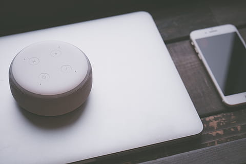 biały, głośnik Bluetooth, srebrny komputer przenośny, amazonka, elektronika, iPhone, laptop, przenośny, technologia, telefon, zbliżenie, żadnych ludzi, wewnątrz, stół, martwa natura, porozumiewanie się, biały kolor, wysoki kąt widzenia, połączenie, technologia bezprzewodowa, komputer, antropomorficzna buźka, skupić się na pierwszym planie, czarny kolor, kultura i rozrywka artystyczna, wyposażenie komputera, drewno - materiał, dwa obiekty, pojedynczy obiekt, pusty, 4K, CC0, domena publiczna, darmowe zdjęcia