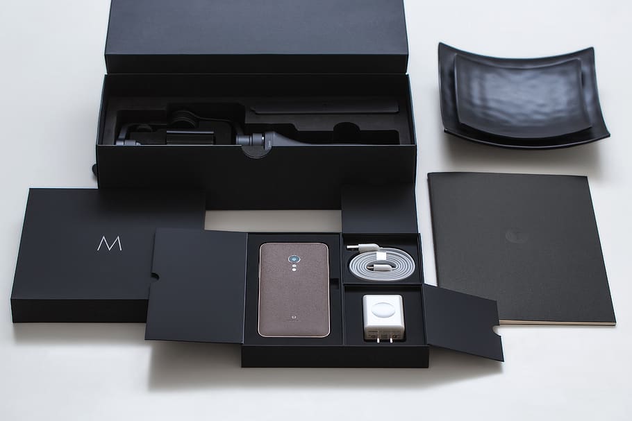 tancar, elèctric, llum, dji, electrònica, gadgets, osmo, portàtil, tecnologia, a l'interior, color negre, cap gent, tir de l'estudi, natura morta, taula, fons blanc, vista d’angle alt, Caixa, riquesa, caixa-contenidor, primer pla, arranjament, llibre, publicació, luxe, contenidor, grup d'objectes, en fila, accessori personal, 5K