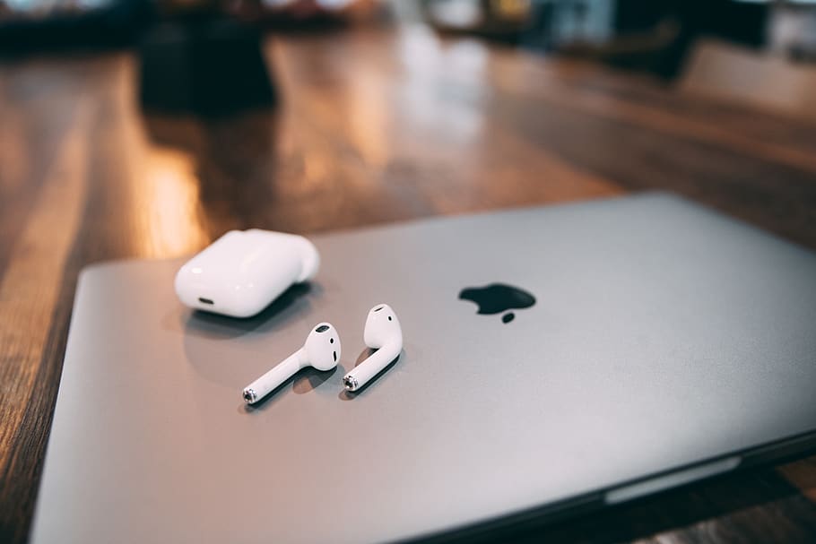 airpods de poma, taula, cap gent, tecnologia, primer pla, a l'interior, telèfon intel·ligent, tecnologia sense fils, natura morta, centrar-se en primer pla, comunicació, connexió, telèfon mòbil, enfocament selectiu, material de fusta, dispositiu d’informació portàtil, dia, Color blanc, vista d’angle alt, equips informàtics, 2K