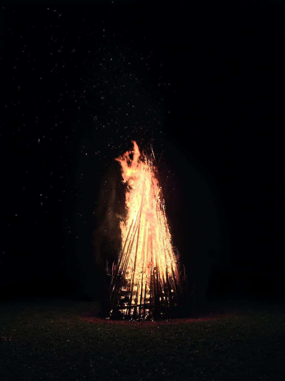 foc, foguera, tarda, flames, chiro, cremant, nit, foc - fenomen natural, flama, esdeveniment, calor - temperatura, celebració, naturalesa, moviment, terra, brillant, focs artificials, camp, il·luminat, còpia espai, cap gent, exposició llarga, a l'aire lliure, focs artificials - objecte fet per l'home, 4K