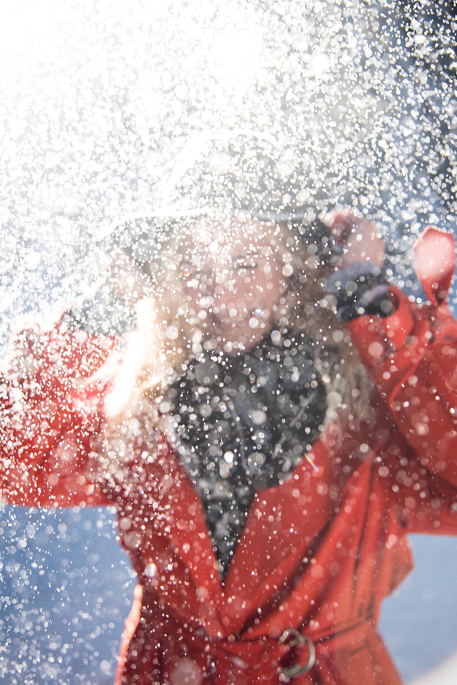 neryškus, tarp, aštrus, šypsena, mėlyna, miškas, ruduo, metus, šalta, užšaldyti, mažas, švilpukas, kailis, mantija, raudona, instagram, schneeflocken, flocken, schnee, kukurūzai, vienas asmuo, žiemą, realūs žmonės, stovėti, pobūdį, moterys, sniegas, Laisvalaikio veikla, dieną, vanduo, gyvenimo būdą, šalta temperatūra, vaikas, lauke, linksma, apranga, šilti drabužiai, 5K