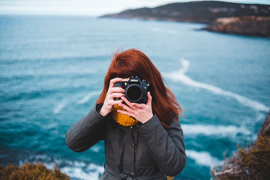 umano, persona, elettronica, telecamera, foto, fotografia, fotografo, ritratto, viso, vacanza, turista, autoscatto, persone, uccello, uccello di sfarfallio, picchio, animale, acqua, accessorio, bicchieri, una persona, Fotografare, macchina fotografica - attrezzatura fotografica, persone reali, temi fotografici, attività di svago, mare, attività, detenzione, attrezzatura fotografica, stili di vita, tecnologia, concentrarsi sulle conoscenze acquisite, in piedi, donne, natura, Camera digitale, fotocamera reflex digitale con obiettivo singolo, all'aperto, acconciatura, volto oscurato, 5K
