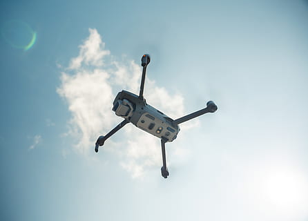 zumbido, cámara, dji, dji mavic pro, drone cam, volador, tecnología, cielo, nube - cielo, vista de ángulo bajo, naturaleza, vehículo aéreo, transporte, modo de transporte, nadie, aire, día, avión, al aire libre, luz del sol, movimiento, helicóptero, viaje, azul, futurista, 4K, CC0, dominio público, libre de derechos