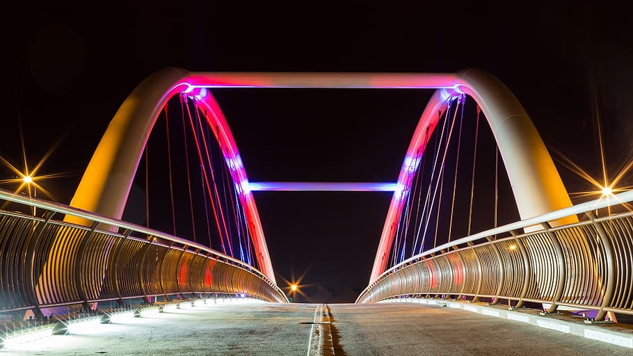 pont, arquitectura, llums, nit, tarda, pals de llum, il·luminat, connexió, transport, moviment, sender lleuger, exposició llarga, pont - estructura feta per l'home, ciutat, cap gent, equips d’il·luminació, destinacions de viatge, direcció, estructura construïda, velocitat, llum - fenomen natural, el camí a seguir, carretera, 5K