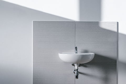 alb, chiuvetă, montat, perete, interior, ţiglă, umbră, robinet, Atingeți, lavoar, în interior, baie, nici o persoana, baie proprie, montare pe perete, spațiu copie, simplitate, gri, culoare alba, reflecţie, camera de zi, a închide, toaletă, Acasă, absență, igienă, arhitectură, lemn - material, zi, curat, crom, 5K, CC0, domeniu public, fără drepturi de autor