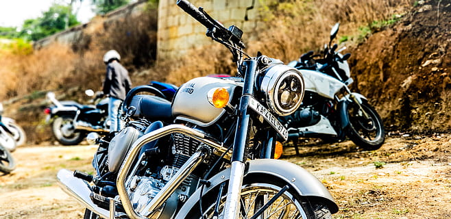 Nahaufnahmen, Motorrad, verwischen, Chrom, Nahansicht, Fokus, Scheinwerfer, draußen, Reiten, Straße, Sand, Transportsystem, Fahrzeug, Räder, Transportmittel, Transport, stationär, Landfahrzeug, Tag, Natur, keine Leute, Fokus auf den Vordergrund, Parkplatz, Fahrrad, Helm, Stadt, Extremsportarten, Land, Sporthelm, Feld, Rad, 4K, CC0, gemeinfrei, lizenzfrei