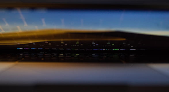 computer, tastatur, computer tastatur, hardware, computer hardware, elektronik, bærbar, lys, pc, gear, glød, afspejling, abstrakt, regnbue, teknologi, apparat, tech, skærm, CD afspiller, internet, ingen mennesker, selektiv fokusering, tæt på, forbindelse, bevægelse, belyst, transportmidler, nat, trådløs teknologi, indendørs, by, kontrollere, natur, meddelelse, gade, måleinstrument, nummer, 4K, CC0, offentligt domæne, royaltyfrie
