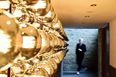 mand, passerer, Brun, murstens væg, loft, farver, design, Skærm, glas, glasartikler, guld, indendørs, indretning, lys, skinner, vægge, belyst, afspejling, selektiv fokusering, arkitektur, dekoration, butik, en person, detail, handle ind, tilfældige mennesker, ferie, sfære, voksen, guldfarvet, skinnende, livsstil, herrer, luksus, 4K, CC0, offentligt domæne, royaltyfrie