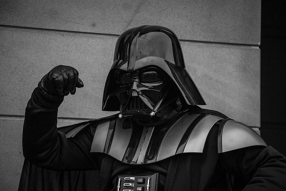 estàtua de Darth Soldier, persones reals, una persona, retrat, gots, màscara, ulleres de sol, homes, estils de vida, tirada al cap, a l'interior, adult, roba, disfressar-se, moda, persona irreconeixible, vista frontal, funció de construcció de parets, màscara - disfressa, activitat d'oci, cara oculta, caputxa - roba, 5K