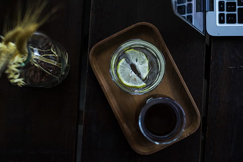rectangular, claro, Vasos, marrón, bandeja, Brújula, arquitectura, Torre del Reloj, torre, edificio, reloj de pulsera, abeja, animal, insecto, invertebrado, calibre, matemáticas de la brújula, cerámica, reloj, despertador, vaso, taza de café, planta, vegetal, comida y bebida, adentro, frescura, refresco, directamente arriba, comida, nadie, alimentación saludable, mesa, vista de alto ángulo, beber, material de madera, naturaleza muerta, bienestar, de cerca, equipo doméstico, envase, hierba, bebida caliente, 4K, CC0, dominio público, libre de derechos