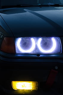 青い車, 光, ヘッドライト, 自動車, 車, 車両, 交通手段, #angeleyes, ＃e36, ＃ツーリング, ＃BMW, 信号機, きらめき, 電球, リサイクルシンボル, シンボル, トーチ, よだれかけ, ハンド, 拳, 耳, 陸上車両, 無人, 照らされた, ガラス - 材料, 車内, 閉じる, 照明器具, 夜, フロントガラス, 屋内で, 旅行, 符号, トランスペアレント, ダッシュボード, 4K, CC0, パブリックドメイン, ロイヤリティフリー