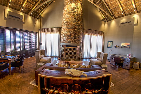Namibia, Windhoek, drinnen, Möbel, Tabelle, Bodenbelag, Lichtanlage, Wohngebäude, Sitz, keine Leute, beleuchtet, Sofa, Stuhl, Wohnraum, Decke, die Architektur, Abwesenheit, Hauptschaukasteninnenraum, Fenster, Wohnzimmer, gebaute Struktur, Zuhause, elektrische Lampe, Luxus, Kaffetisch, 5K, CC0, gemeinfrei, lizenzfrei