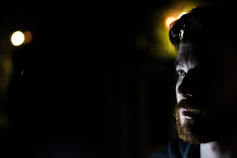 l'uomo contro la luce, retroilluminato, buio, viso, luce, uomo, persona, vista laterale, ritratto, colpo alla testa, una persona, avvicinamento, in casa, parte del corpo, parte del corpo umano, adulto, giovane adulto, volto umano, analizzare, cercare, guardare, guardando lontano, copia spazio, barba, notte, giovani uomini, girato in studio, vista profilo, contemplazione, sfondo nero, 5K, CC0, dominio pubblico, privo di copyright