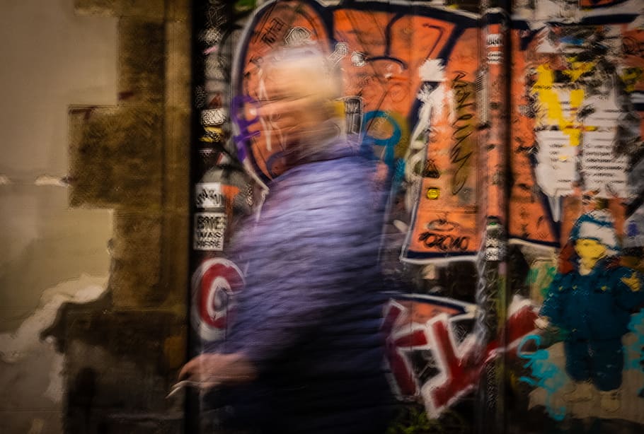 muro dipinto multicolore, umano, persona, graffiti, arte, pittura, murale, parete, urbano, strada, velocità dell'otturatore, fotografia di strada, slowshutter, cappotto, abbigliamento, capi di abbigliamento, disegno, chiosco, macchina, Camice da laboratorio, giacca, movimento sfocato, movimento, una persona, adulto, persone reali, uomini, città, architettura, stili di vita, esterno dell'edificio, velocità, vita di città, giorno, in movimento, occupazione, vista laterale, all'aperto, composito digitale, 5K
