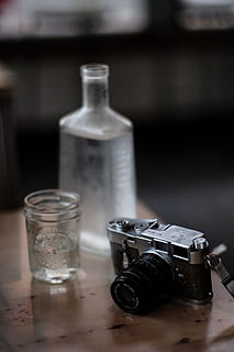sort, grå, kamera, ved siden af, drikkeglas, sløret baggrund, flaske, tæt på, drikke, udstyr, glas, glasartikler, indendørs, linse, teknologi, vand, fotografering temaer, bord, kamera - fotografisk udstyr, fotografisk udstyr, ingen mennesker, fokus på forgrunden, stilleben, beholder, digitalt kamera, retro stylet, glas - materiale, selektiv fokusering, fotografere, 4K, CC0, offentligt domæne, royaltyfrie
