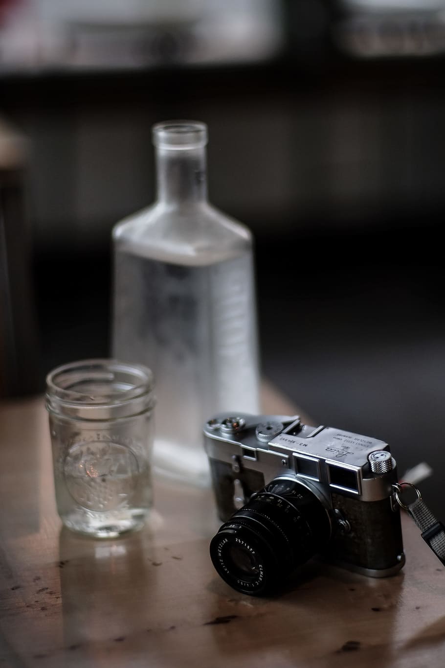 sort, grå, kamera, ved siden af, drikkeglas, sløret baggrund, flaske, tæt på, drikke, udstyr, glas, glasartikler, indendørs, linse, teknologi, vand, fotografering temaer, bord, kamera - fotografisk udstyr, fotografisk udstyr, ingen mennesker, fokus på forgrunden, stilleben, beholder, digitalt kamera, retro stylet, glas - materiale, selektiv fokusering, fotografere, 4K