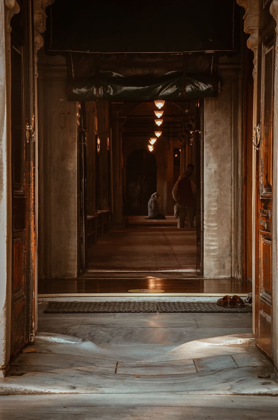 dona, agenollat, endins, habitació, arquitectura, edifici, sostre, la llum del dia, disseny, portes, porta, entrada, pis, passadís, a l'interior, interior, disseny d'interiors, llums, persona, religió, llum solar, parets, fusta, direcció, estructura construïda, el camí a seguir, el passat, història, arcade, material de fusta, cap gent, dia, arc, columna arquitectònica, luxe, 4K