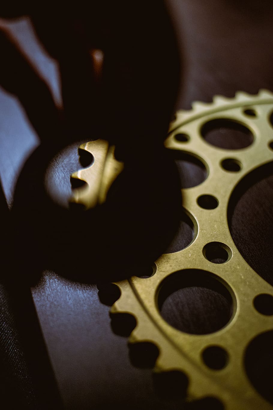 cog, equipament, dents, roda, mecànic, mech, mecànica, metall, acer, alumini, moto, piñón, focus, distorsió, refracció, refractiva, magnificar, fosc, or, primer pla, a l'interior, cap gent, natura morta, cultura i entreteniment artístic, ombra, vista d’angle alt, art i artesania, tèxtil, forma, creativitat, enfocament selectiu, patró, cercle, forma geomètrica, groc, música, representació, marc complet, centrar-se en primer pla, 5K