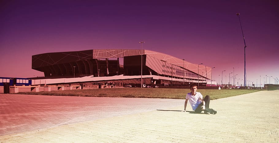 struttura, notte, panorama, sera, stadio, arena, sede dello sport, architettura, una persona, cielo, esterno dell'edificio, struttura costruita, adulto, natura, lunghezza intera, città, sport, attività di svago, cultura artistica e intrattenimento, in piedi, donne, all'aperto, stili di vita, detenzione, contemplazione, 2K
