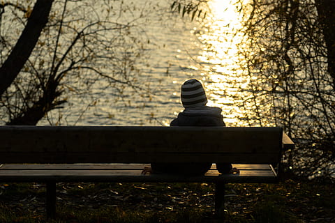 ragazzo, solo, seduta, panchina, tramonto, sole, silhouette, solitario, buio, giovane, bambino, solitudine, paura, tristezza, abbandonato, miseria, all'aperto, traumatico, albero, posto a sedere, una persona, persone reali, natura, pianta, retrovisore, attività di svago, parco, stili di vita, giorno, inverno, rilassamento, uomini, terra, parco - spazio creato dall'uomo, vestiti caldi, panchina del parco, 4K, CC0, dominio pubblico, privo di copyright