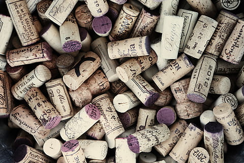 corchos de vino, gran grupo de objetos, fotograma completo, abundancia, antecedentes, tapón de corcho, corcho de vino, nadie, naturaleza muerta, texto, material de madera, adentro, vino, variación, elección, alcohol, directamente arriba, comunicación, beber, comida y bebida, refresco, vinificación, 5K