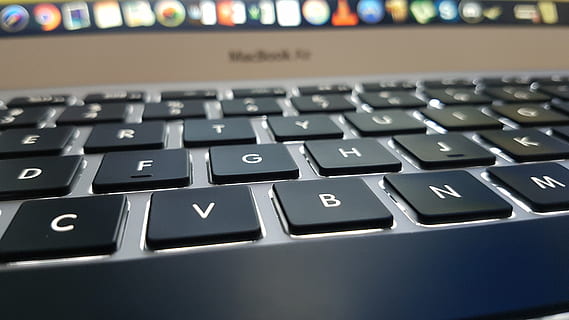 mac, æble, pc, com, computer, mac computer, design, teknologi, forretning, apparat, kontor, digital, bærbar, arbejde, meddelelse, mobil, macbook, internet, computerudstyr, tastatur, computer tastatur, trådløs teknologi, computer del, ingen mennesker, brev, forbindelse, tæt på, computer nøgle, tekst, indendørs, fuld ramme, vestlige script, alfabet, nummer, 4K, CC0, offentligt domæne, royaltyfrie