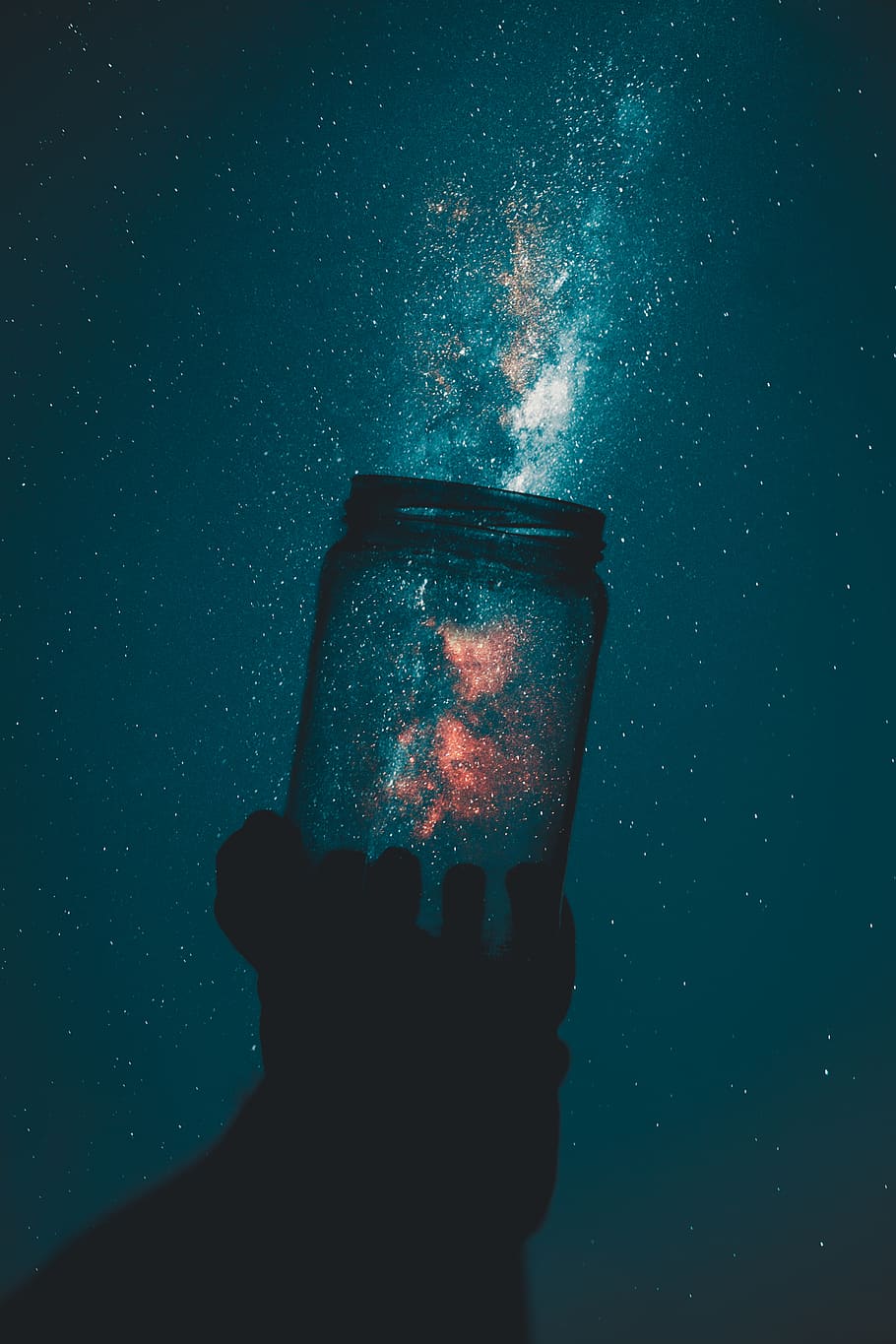 silueta, persona, celebració, garrafes de vidre, acció, astronomia, constel · lació, creatiu, fosc, galàxia, mans, llum, nit, fotografia nocturna, cel nocturn, ciència, cel, skyscape, espai, estrelles, univers, una persona, mà humana, part del cos humà, mà, persones reals, primer pla, persona irreconeixible, a l'interior, estils de vida, homes, activitat d'oci, transparent, naturalesa, perspectiva personal, vidre - material, part del cos, blau, vidre, dit, 4K