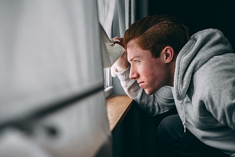 mand løfter tekstil, human, person, ansigt, hoved, finger, vindue, peter mckinnon, profilbillede, Hanson, joshua, tapet, vinter, indendørs, møbel, hår, arm, dreng, baby, i søvn, sovende, herrer, rigtige mennesker, hanner, drenge, en person, livsstil, unge mænd, barndom, ung voksen, barn, hovedskud, selektiv fokusering, portræt, teknologi, sidebillede, afslappet tøj, fritidsaktivitet, teenage drenge, 5K, CC0, offentligt domæne, royaltyfrie