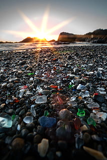 Kieselstapel, Glasstrand, Vereinigte Staaten, Fort Bragg, Kieselstein, Wasser, Ozean, Sonnenuntergang, Glas, Strand, Sonnenaufgang, bunt, inspirierend, Sand, Fackel, Licht, Tier, Leben im Meer, wirbellos, Kunststoff, Himmel, Natur, Land, Szenen - Natur, Rock, keine Leute, Schönheit in der Natur, solide, Meer, Sonnenlicht, Ruhe, Linseneffekt, Sonne, Müll, wolke - himmel, Umgebung, draußen, Oberflächenniveau, Verschmutzung, 5K, CC0, gemeinfrei, lizenzfrei