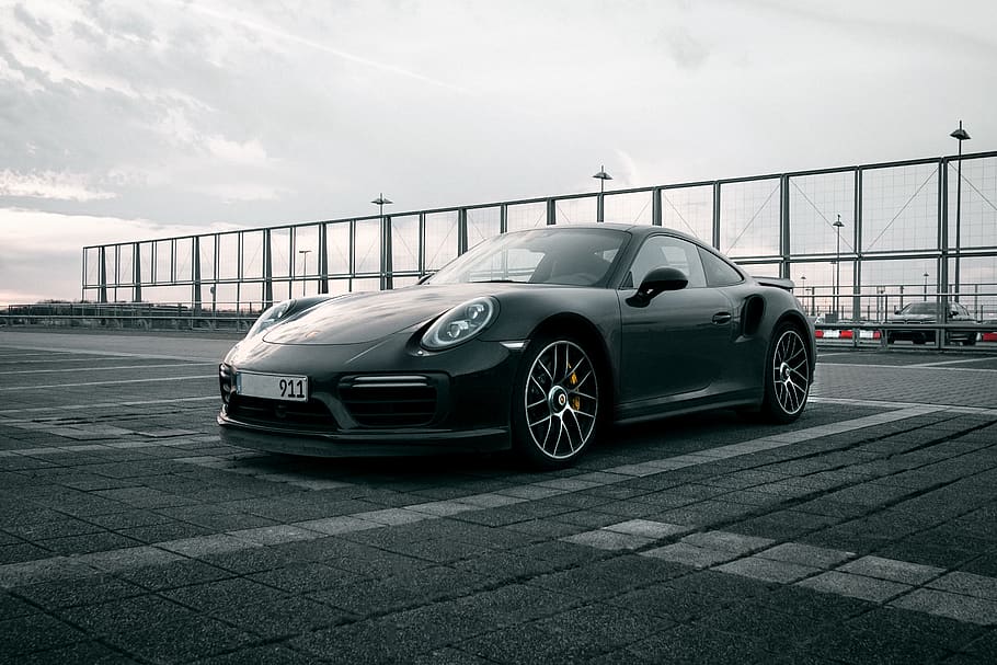 coupé negre, vehicle, transport, automòbil, màquina, va parlar, pneumàtic, roda, roda d'aliatge, roda del cotxe, Alemanya, Colònia, fujifilm, esport, cotxe esportiu, 911, cotxe, esport de motor, porsche, automàtic, Deutschland, manera de transport, arquitectura, vehicle terrestre, cel, núvol - cel, ciutat, estructura construïda, carrer, cap gent, naturalesa, dia, a l'aire lliure, modern, moviment, núvol, luxe, 5K