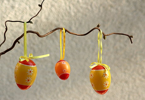 ous, ous de Pasqua, Pasqua, decoracions de pasqua, ornaments, primavera, la tradició de, decoració, menjar i beguda, menjar, fruita, cap gent, primer pla, alimentació saludable, frescor, tir de l'estudi, centrar-se en primer pla, vermell, benestar, a l'interior, tija de la planta, naturalesa, refresc, planta, natura morta, beure, groc, dia, 2K, CC0, domini públic, lliure de regalies