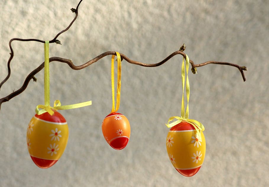 ous, ous de Pasqua, Pasqua, decoracions de pasqua, ornaments, primavera, la tradició de, decoració, menjar i beguda, menjar, fruita, cap gent, primer pla, alimentació saludable, frescor, tir de l'estudi, centrar-se en primer pla, vermell, benestar, a l'interior, tija de la planta, naturalesa, refresc, planta, natura morta, beure, groc, dia, 2K