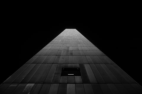 architettura, costruzione, infrastruttura, struttura, istituzione, bianco e nero, monocromatico, struttura costruita, nessuno, Inquadratura dal basso, esterno dell'edificio, alto - alto, cielo sereno, copia spazio, cielo, città, moderno, notte, viaggio, all'aperto, Torre, destinazioni di viaggio, natura, forma geometrica, direttamente sotto, grattacielo, 5K, CC0, dominio pubblico, privo di copyright