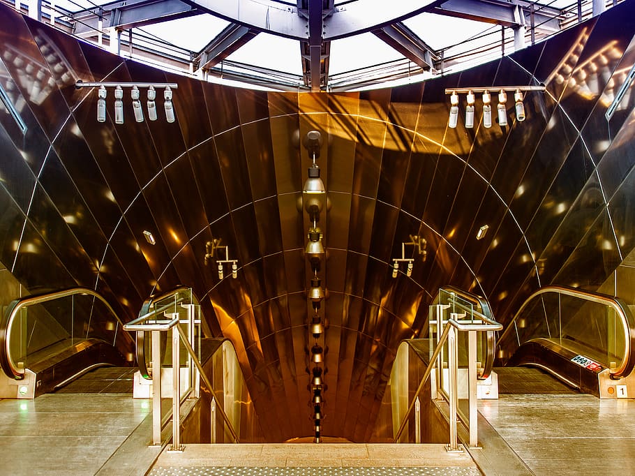 rulletrappe ved siden af ​​væggen, belysning, gulve, arkitektur, bygning, etage, gelænder, dør, kontorbygning, by-, lys, kobber, indgang, undergrundsbane, elevatorer, by, Kongrescenter, træ, menneskemængde, indendørs, bygget struktur, belysningsudstyr, ingen mennesker, loft, belyst, fravær, tom, metal, transportmidler, trappe, arkitektoniske kolonne, lav vinkel visning, mønster, bue, i en række, luksus, 4K
