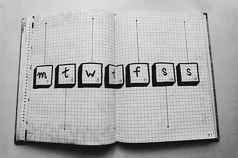 Millimeterpapier, Geschäft, Computer, Daten, Entwerfen, Bildung, Fakten, Illustration, Laptop, Hinweis, Notizbuch, pad, Seite, Papier-, drucken, Schule, Symbol, Technologie, Text, Kommunikation, westliche Schrift, drinnen, keine Leute, Nahansicht, Stillleben, Großbuchstabe, Studioaufnahme, Veröffentlichung, weiße Farbe, Buch, Brief, Information, direkt darüber, nicht-westliche Schrift, weißer Hintergrund, Zeichen, Botschaft, 5K, CC0, gemeinfrei, lizenzfrei